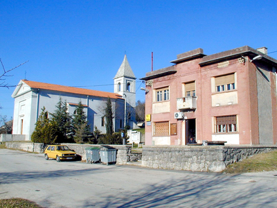 Središte Šušnjevice s poštanskim uredom koji se nalazi u zgradi nekadašnje Općine Valdarsa, kako se za Italije zvalo to mjest