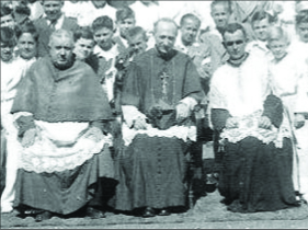 Una vecchia foto di don Alberto Cvecich (a destra) insieme a mons. Torcoletti e a mons. Camozzo, scattata a Fiume nel cortile del Duomo, tra il 1943 e il 1947