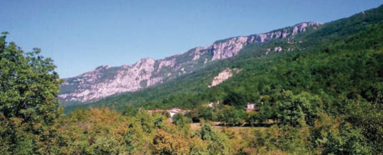 Il paesino di Stabljevac sotto i roccioni del Carso Liburnico